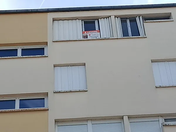 A saisir appartement de type 3,quartier calme dans la ville de Chateauroux,à rénover entiérement,tra