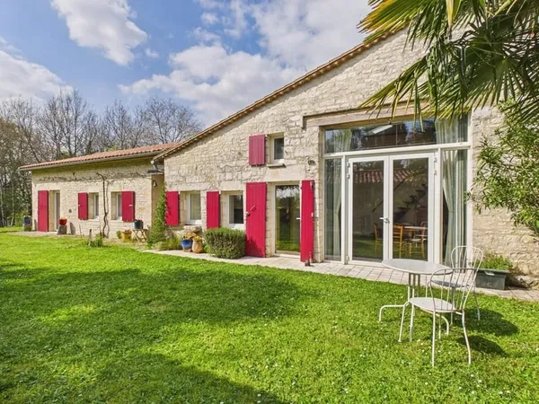 Maison rénovée avec beaucoup de lumière naturelle, à proximité de Mansle