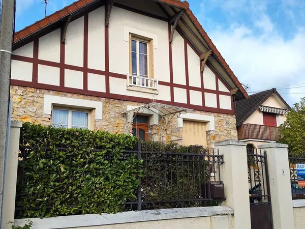 Maison en meulière des années 1930, 143 m², jardin 610 m², à 10 minutes à pied de la gare