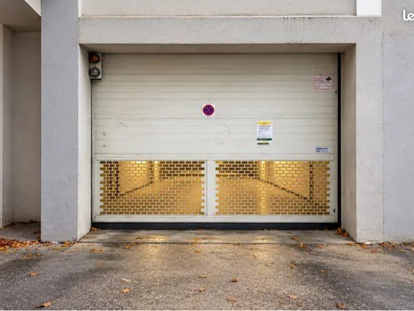 1 Place de parking longue - Possible 2 petites/moyennes voitures - Proche tram
