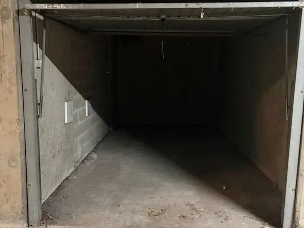 Garage box fermé - Centre d'Écully - 29 000