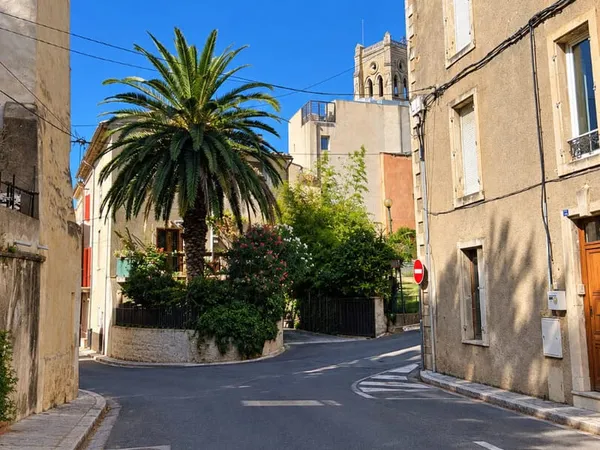 Maison de ville avec garage et cour intérieure à Pont Saint Esprit