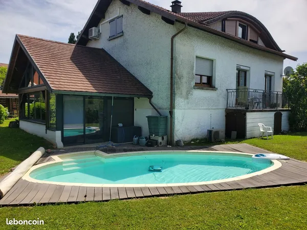 Maison de 5 Chambres - Piscine Chauffée & Jardin arboré