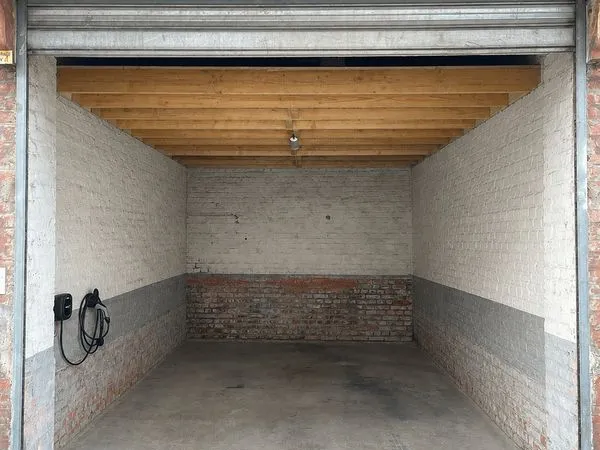 Garage 20 m² avec borne de recharge + mezzanine 16 m² - Amiens Henriville