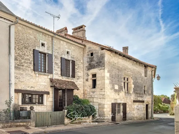 Au coeur de Paussac-et-Saint-Vivien, maison de caractère avec piscine