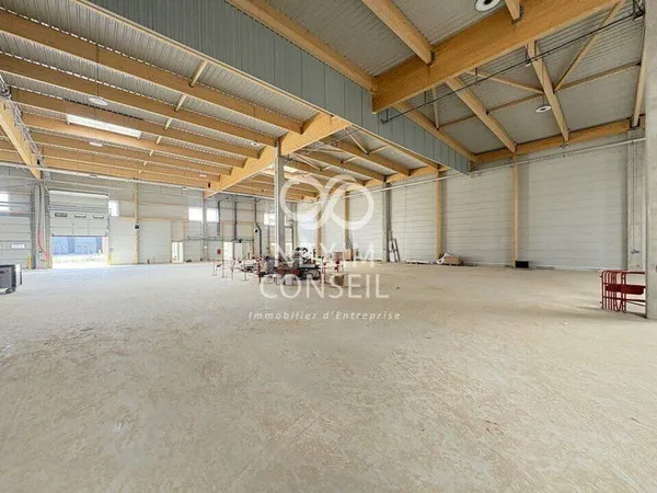 Entrepôt 2590 m²