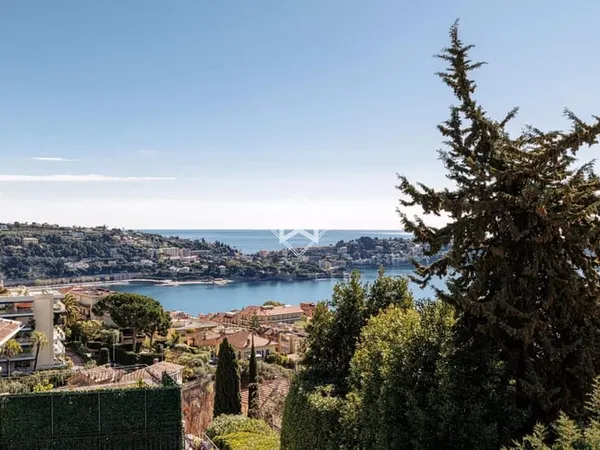 Bel appartement rénové de 3 pièces de 73m2 situé à Villefranche-sur-Mer.