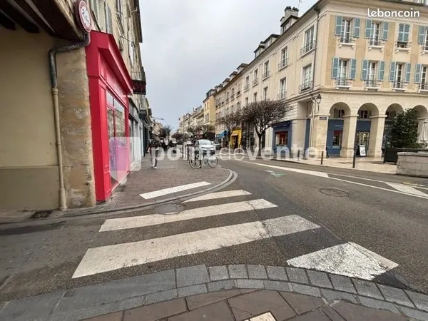 Commerce habillement/textile 232 m²