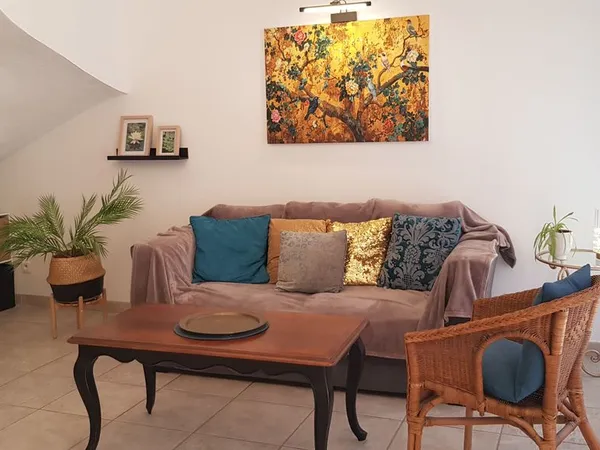 Très jolie T3 traversant en duplex avec grande terrasse Sud et Parking privé