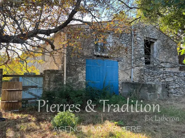Reillanne, ancienne ferme à rénover avec dépendances sur 17HA