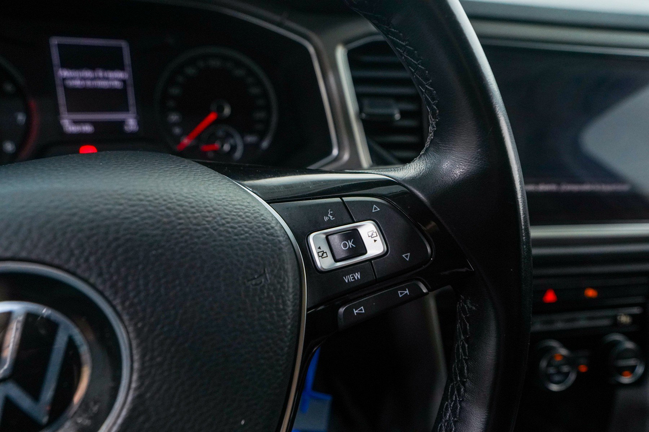 Volkswagen T-Roc — photo 18
