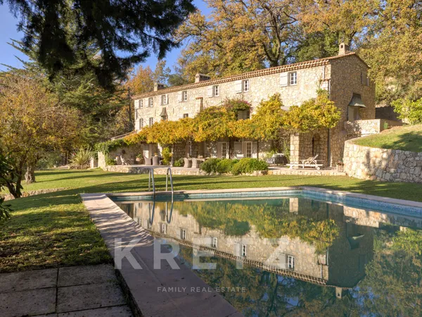 Mas en Pierre du XIXème siècle avec maison d'invités