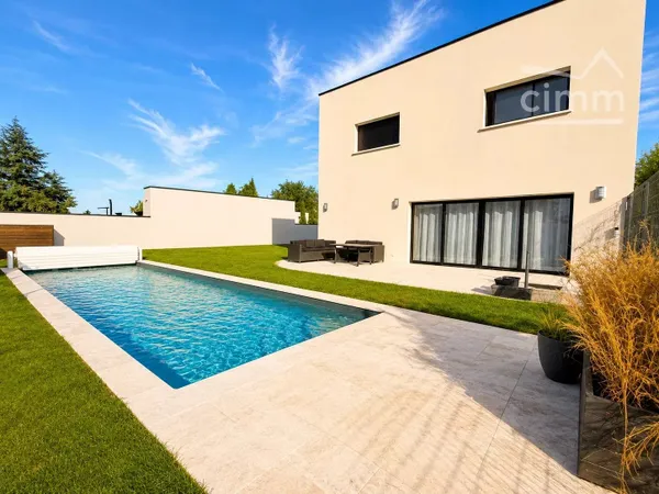 Maison contemporaine de 2022 avec piscine – Saint-Gervais-la-Forêt