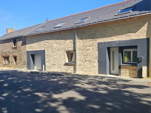 Maison rénovée entre pierres et modernité.