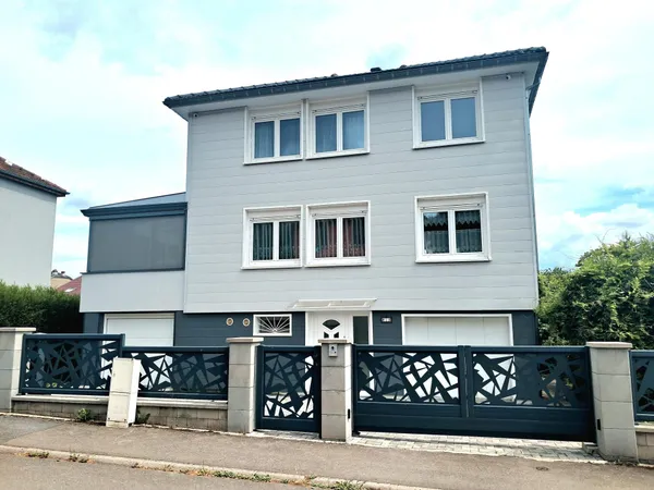 Maison individuelle sur un beau terrain clos dans un quartier calme.