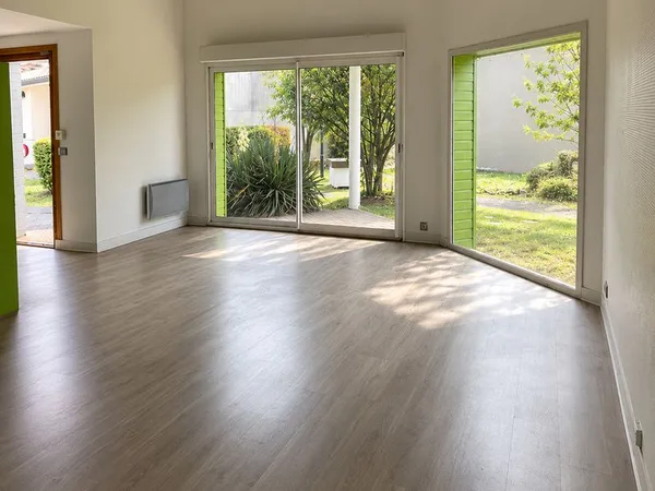 À LOUER - Local commercial / professionnel de 163 m² - Zone Carrefour Portet-sur-Garonne