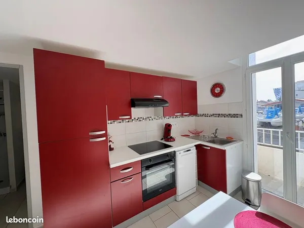 T3 duplex lumineux, petit balcon avec vue latérale mer, centre du Grau-du-Roi