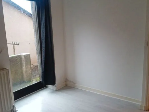 Loue T2 RDC plein centre cour partagée