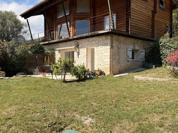 EXCLUSIVITÉ – APPARTEMENT EN REZ-DE-CHAUSSÉE AVEC JARDIN ET GARAGE