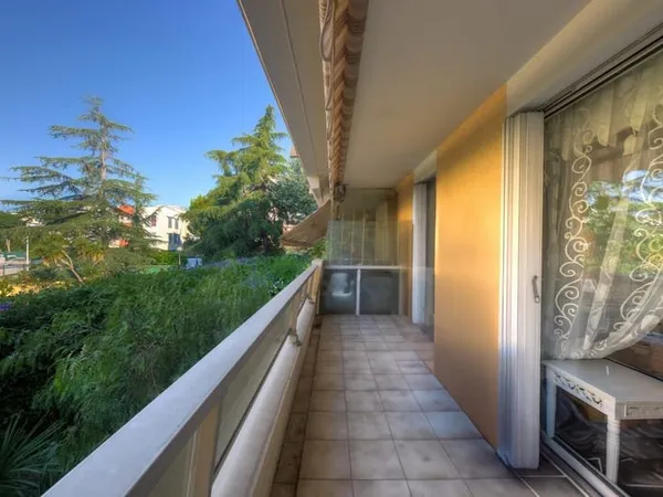 INVESTISSEMENT - STUDIO AVEC TERRASSE