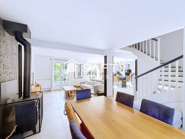 Magnifique maison individuelle de 135 m2, 4 chambres, double garage, terrain de 696 m2 sans vis à vi