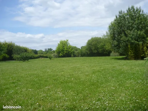 Terrain de 10 289 m² dont 3067 m² constructible en zone UB non inondable