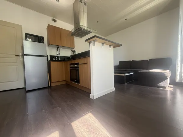 Deux pîèces au premier étage d'une petite copropriété