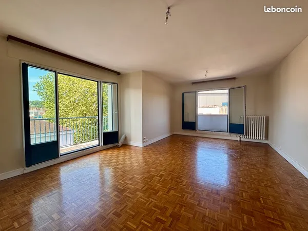 Appartement de type T4 au dernier avec terrasse et balcon filant