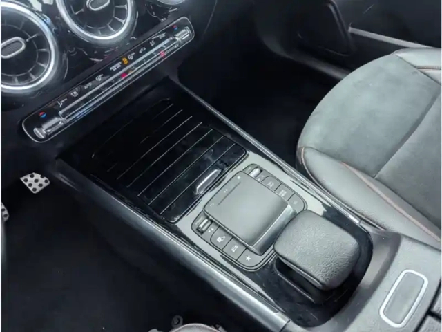 Mercedes Gla 200 d amg line — photo 24
