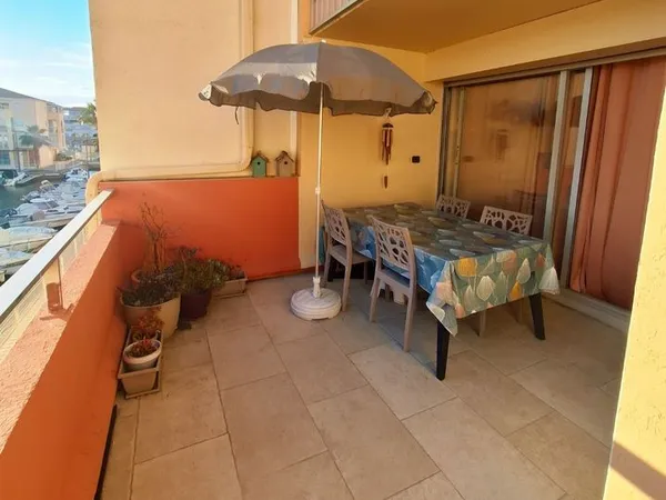 Studio rénové avec terrasse à 150M des plages