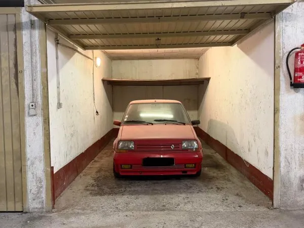 Grand garage fermé dans sous-sol sécurisé
