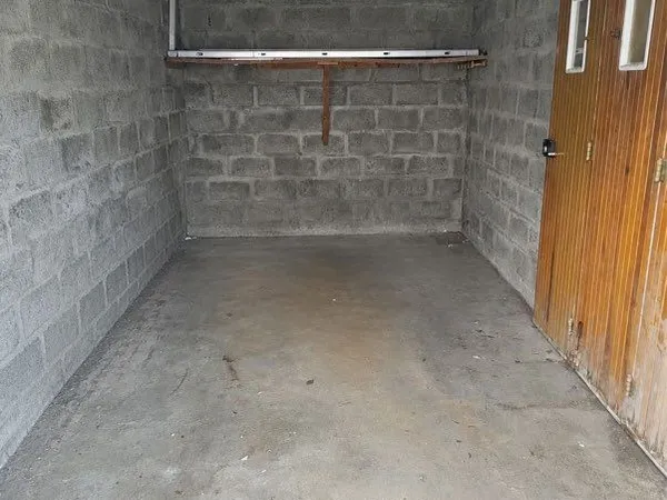 Garage fermé 12,5m2 - Porte coulissante + accès piéton - Quartier Ronceray