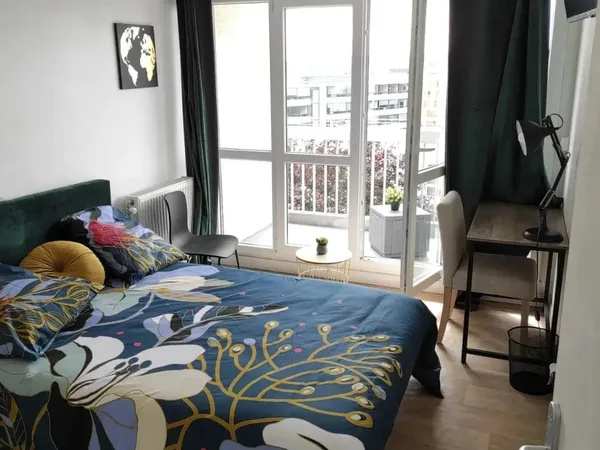 Chambre avec balcon cergy préfecture