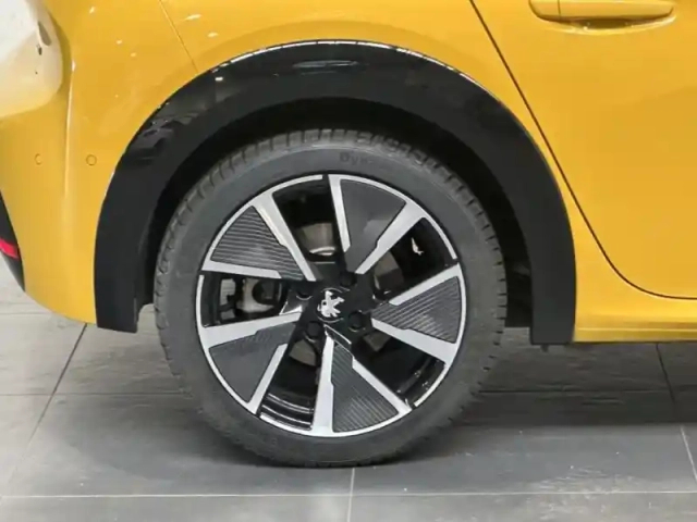 Peugeot 208 e- 136ch gt — photo 12