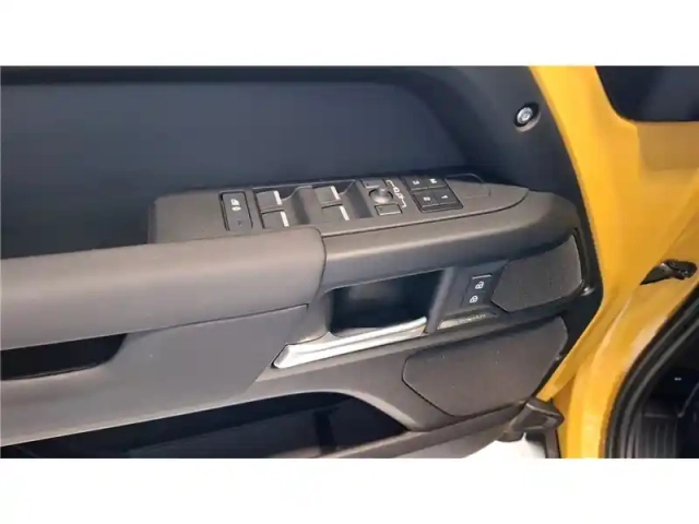 Land Rover Defender 110 p300e awd auto — photo 37