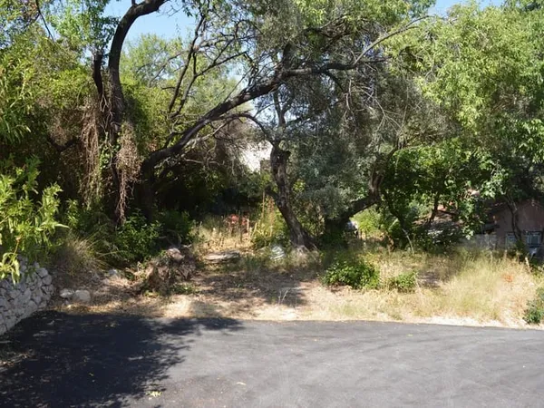 Toulon 4 chemin des routes / chemin de pelvoux Terrain constructible de 722 m2 zone UE emprise 25%