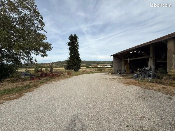 À LOUER - GRANGE AVEC TERRAIN D'ENVIRON 1 000 m² - BEAUVOIR-DE-MARC (38440)