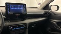 Toyota Yaris 116h Design 5p MY22 — photo 26