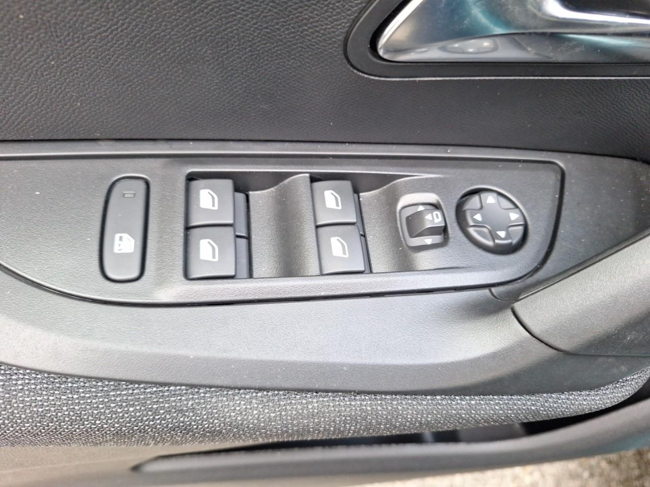 Peugeot 2008 e-2008 156ch 54 kwh style — photo 12