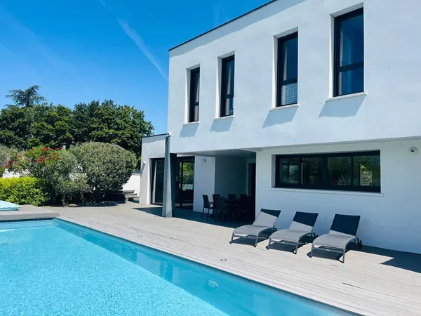 Villa contemporaine à Balma 210 m2, avec piscine et jacuzzi