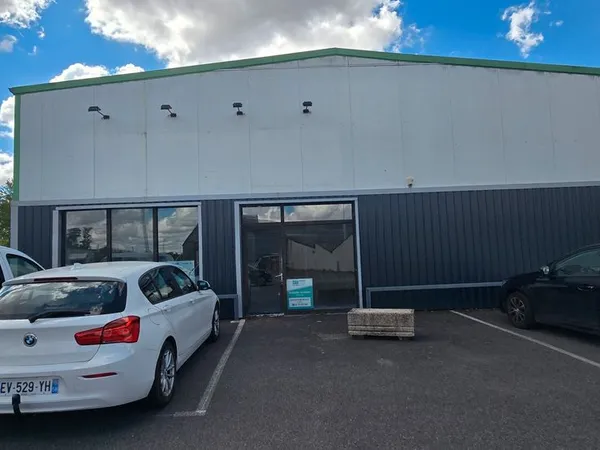 Local commercial de 184 m² avec mezzanine et grand parking - Yzeure