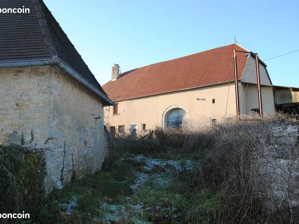 Propriété composée d'un corps de ferme avec hangars et grand terrain attenant constructible