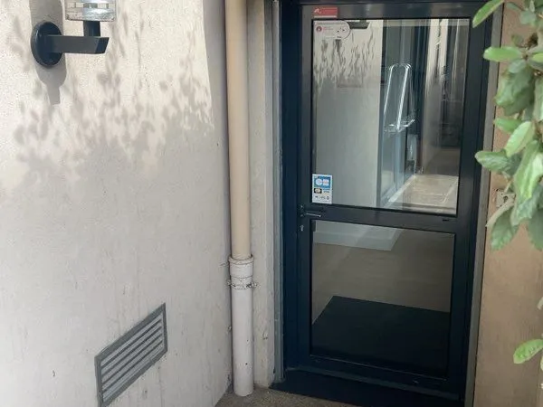 Cession droit au bail - Local 47 m² + garage + rideau métallique - Lyon 8