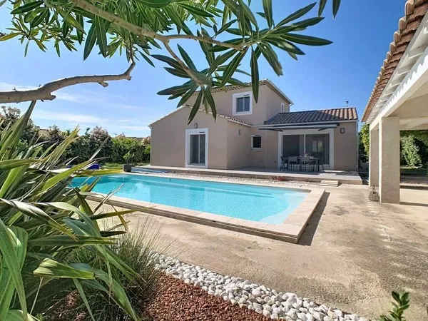 Maison 4 chbres de 2016 avec piscine / garage