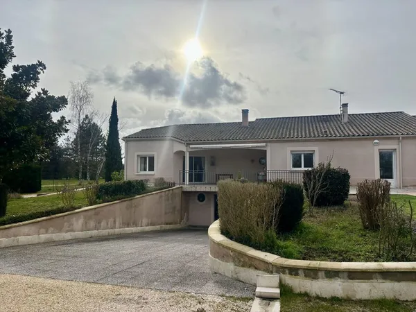 villa au bord du lot avec piscine