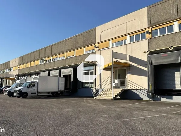 Local industriel 2 425 m²