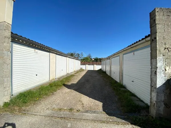 GARAGE fermé - 12 m² - Bonnières-sur-Seine