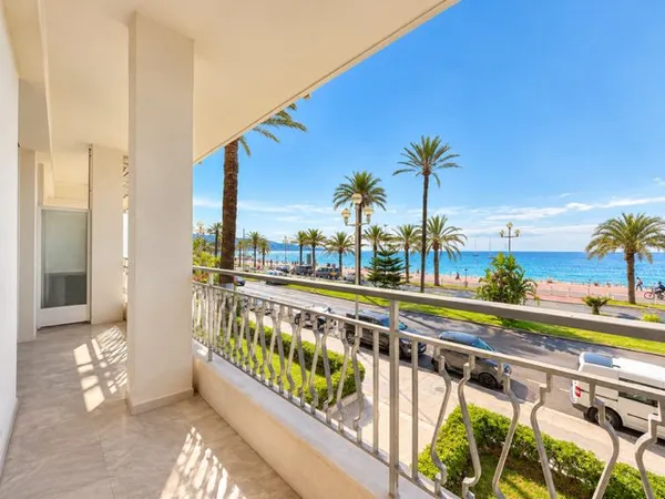 NICE - PROMENADE DES ANGLAIS - RESIDENCE DE STANDING avec jardins - 3/4 PIECES - 97m² - TRAVERSANT -