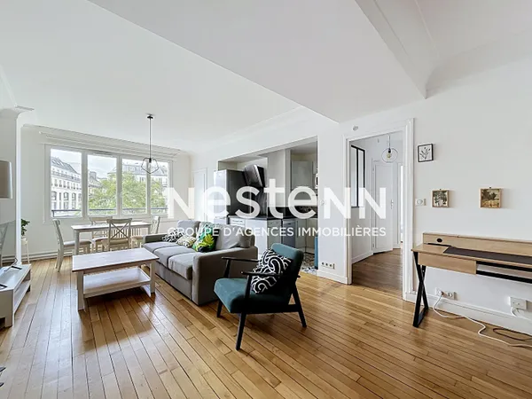 Paris 17 - Place de Clichy - Superbe 2 pièces de 63 m² lumineux, étage élevé avec ascenseur, charme 