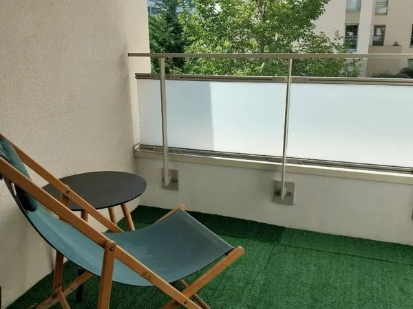 28m2 avec terrasse métro tram la soie
